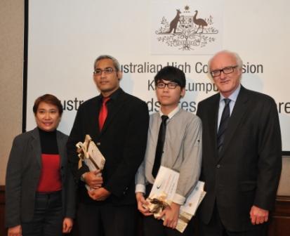 Australian High Commissioner H.E. Mr Miles Kupa (right) and President of the Malaysian Australian Alumni Council (MAAC) Ms Pat Yeoh (left) together with the Malaysian recipients of the Malaysia Australia Colombo Plan Commemoration Scholarships (MACC Scholarships) at a ceremony held in Kuala Lumpur on 12 January 2011.